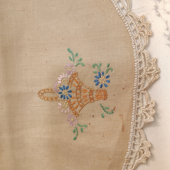 Vintage handmade crochet floral basket design doily 11" round - Picture 5 of 6